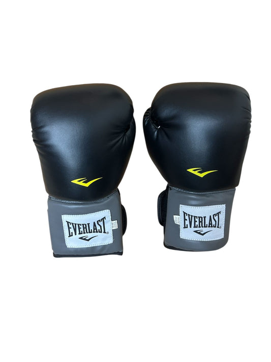 Boxing Gloves  Everlast  color black